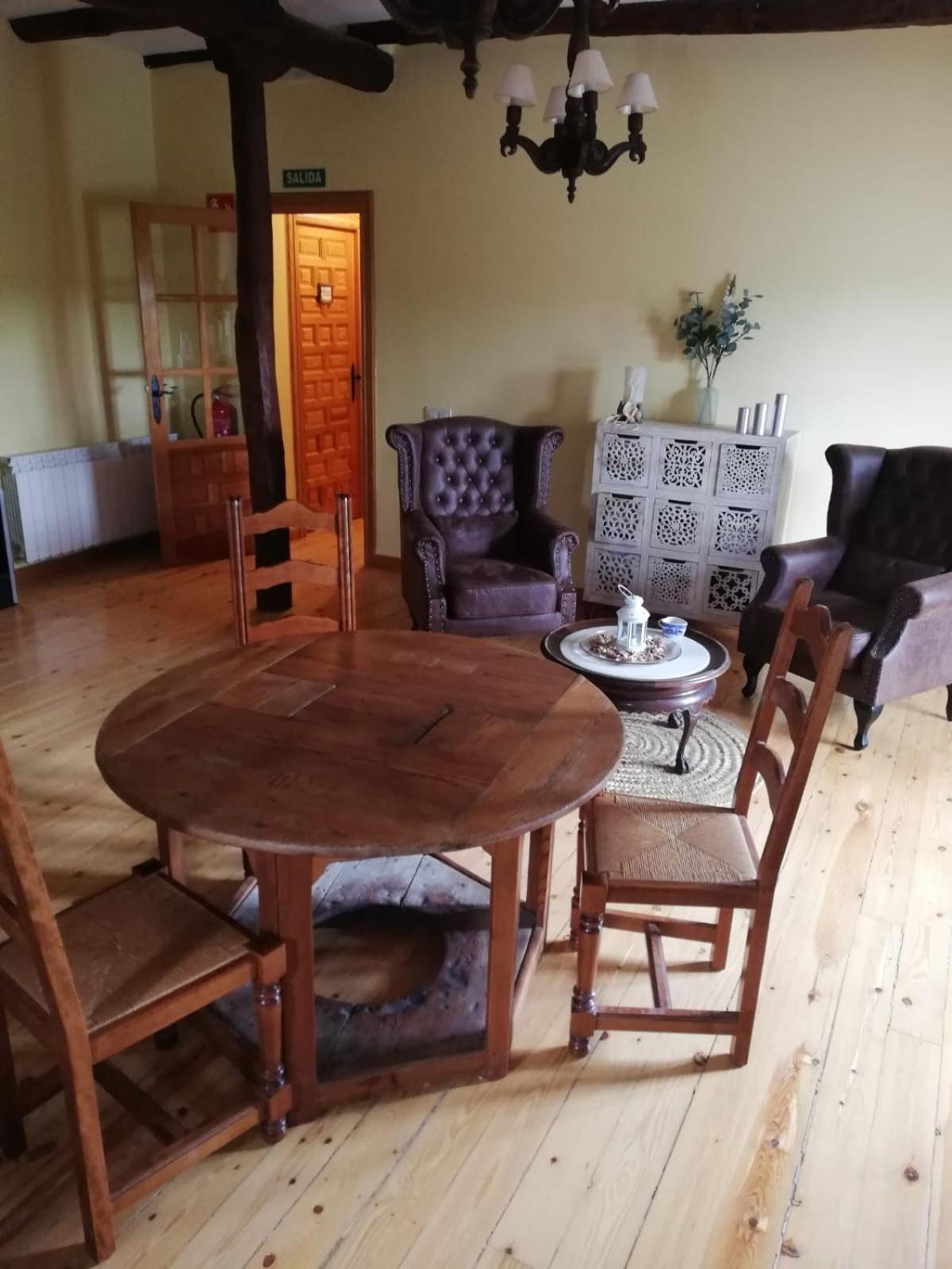 Hotel Restaurante Agapio De Tresnino Quintanilla de Onésimo エクステリア 写真